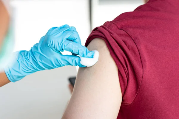 Medici Stanno Vaccinando Nuovo Ceppo Pazienti Influenzali Prevenire Diffusione Della — Foto Stock