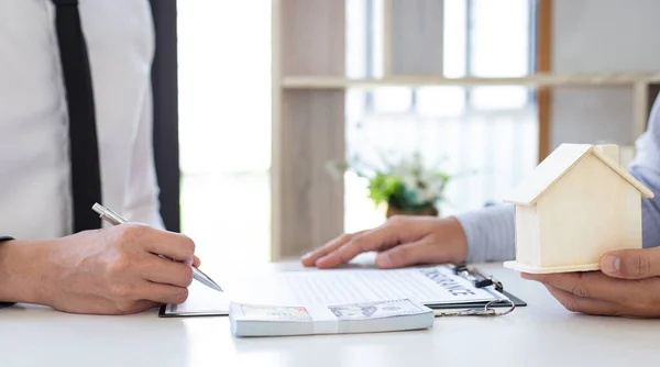 Home Verzekeringsagenten Bieden Voorwaarden Aan Klanten Krijgen Goedkeuring Huis Aankoop — Stockfoto