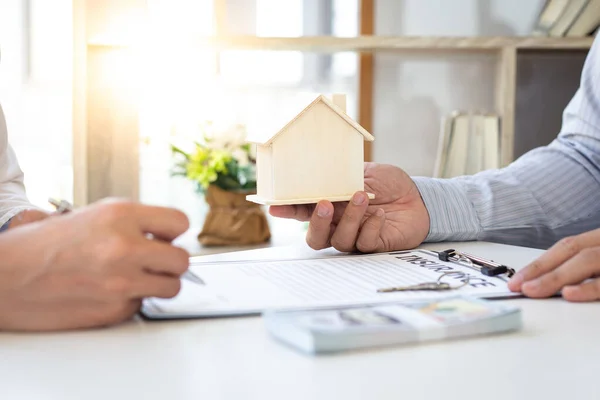Home Verzekeringsagenten Bieden Voorwaarden Aan Klanten Krijgen Goedkeuring Huis Aankoop — Stockfoto