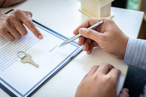 Home Verzekeringsagenten Bieden Voorwaarden Aan Klanten Krijgen Goedkeuring Huis Aankoop — Stockfoto