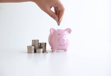 İş adamı parayı kumbarada tutuyor. İleride kullanmak için para biriktirmek için. Muhasebe kavramı için para biriktirmek için..