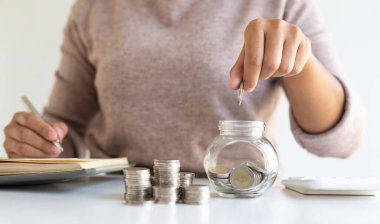 İş adamı parayı kumbarada tutuyor. İleride kullanmak için para biriktirmek için. Muhasebe kavramı için para biriktirmek için..