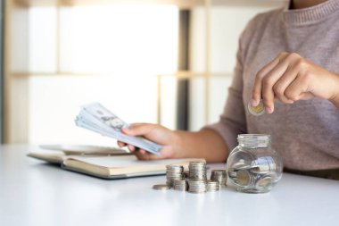 İş adamı parayı kumbarada tutuyor. İleride kullanmak için para biriktirmek için. Muhasebe kavramı için para biriktirmek için..