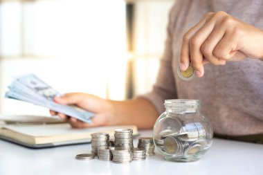 İş adamı parayı kumbarada tutuyor. İleride kullanmak için para biriktirmek için. Muhasebe kavramı için para biriktirmek için..