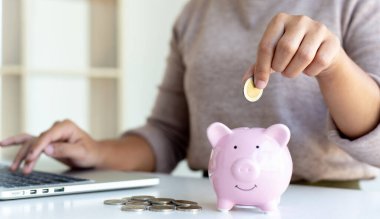 İş adamı parayı kumbarada tutuyor. İleride kullanmak için para biriktirmek için. Muhasebe kavramı için para biriktirmek için..