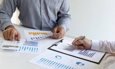 İş dünyası toplantısı finansal grafikleri pazar büyüme raporlarını ve kurumsal gelir vergisini, mali muhasebe ve gayrimenkul yatırım konseptinin analizini analiz ediyor.