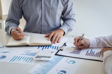 İş dünyası toplantısı finansal grafikleri pazar büyüme raporlarını ve kurumsal gelir vergisini, mali muhasebe ve gayrimenkul yatırım konseptinin analizini analiz ediyor.