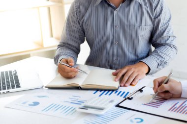 İş dünyası toplantısı finansal grafikleri pazar büyüme raporlarını ve kurumsal gelir vergisini, mali muhasebe ve gayrimenkul yatırım konseptinin analizini analiz ediyor.