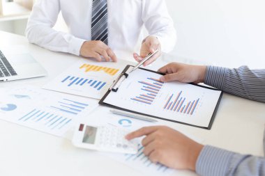 İş dünyası toplantısı finansal grafikleri pazar büyüme raporlarını ve kurumsal gelir vergisini, mali muhasebe ve gayrimenkul yatırım konseptinin analizini analiz ediyor.