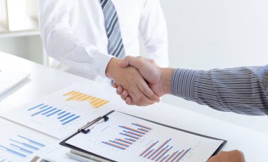 Başarılı iş adamları anlaşma yaptıktan sonra el sıkışıyor ve iş ortağı oluyorlar, iş adamları şirketin mali toplantısını bitiriyor, el sıkışma konseptini bitiriyor..