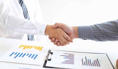 Başarılı iş adamları anlaşma yaptıktan sonra el sıkışıyor ve iş ortağı oluyorlar, iş adamları şirketin mali toplantısını bitiriyor, el sıkışma konseptini bitiriyor..