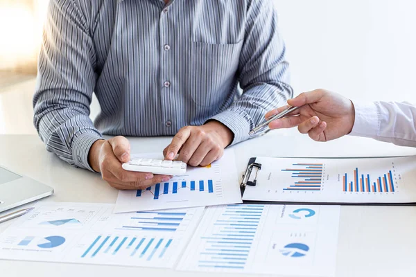 İş dünyası toplantısı finansal grafikleri pazar büyüme raporlarını ve kurumsal gelir vergisini, mali muhasebe ve gayrimenkul yatırım konseptinin analizini analiz ediyor.