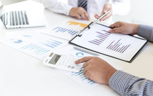 Spotkanie Zespołu Biznesowego Analizuje Wykresy Finansowe Raporty Wzrostu Rynku Podatku — Zdjęcie stockowe