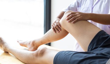 Profesyonel terapistler kasları geriyor, anormal kas semptomları olan hastalar, fiziksel rehabilitasyon terapileri ve fizyoterapist konseptinin fizyolojik bozukluklarının tedavisi.