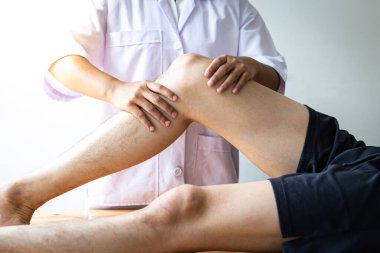 Profesyonel terapistler kasları geriyor, anormal kas semptomları olan hastalar, fiziksel rehabilitasyon terapileri ve fizyoterapist konseptinin fizyolojik bozukluklarının tedavisi.