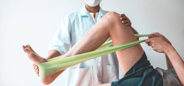 Profesyonel terapistler kasları geriyor, anormal kas semptomları olan hastalar, fiziksel rehabilitasyon terapileri ve fizyoterapist konseptinin fizyolojik bozukluklarının tedavisi.