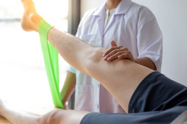Profesyonel terapistler kasları geriyor, anormal kas semptomları olan hastalar, fiziksel rehabilitasyon terapileri ve fizyoterapist konseptinin fizyolojik bozukluklarının tedavisi.