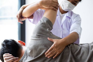 Profesyonel terapistler kasları geriyor, anormal kas semptomları olan hastalar, fiziksel rehabilitasyon terapileri ve fizyoterapist konseptinin fizyolojik bozukluklarının tedavisi.