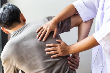 Profesyonel terapistler kasları geriyor, anormal kas semptomları olan hastalar, fiziksel rehabilitasyon terapileri ve fizyoterapist konseptinin fizyolojik bozukluklarının tedavisi.