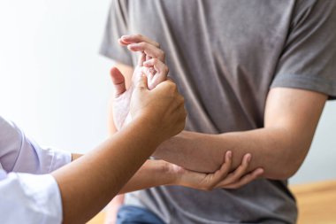 Profesyonel terapistler kasları geriyor, anormal kas semptomları olan hastalar, fiziksel rehabilitasyon terapileri ve fizyoterapist konseptinin fizyolojik bozukluklarının tedavisi.