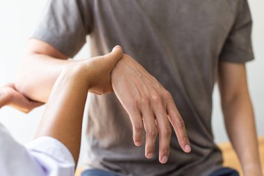 Profesyonel terapistler kasları geriyor, anormal kas semptomları olan hastalar, fiziksel rehabilitasyon terapileri ve fizyoterapist konseptinin fizyolojik bozukluklarının tedavisi.