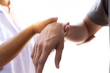 Profesyonel terapistler kasları geriyor, anormal kas semptomları olan hastalar, fiziksel rehabilitasyon terapileri ve fizyoterapist konseptinin fizyolojik bozukluklarının tedavisi.