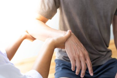 Profesyonel terapistler kasları geriyor, anormal kas semptomları olan hastalar, fiziksel rehabilitasyon terapileri ve fizyoterapist konseptinin fizyolojik bozukluklarının tedavisi.