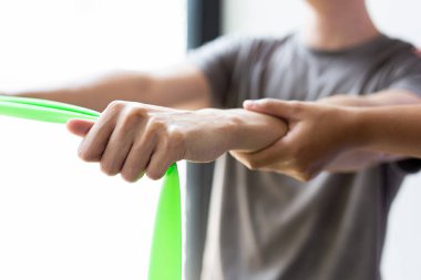 Profesyonel terapistler kasları geriyor, anormal kas semptomları olan hastalar, fiziksel rehabilitasyon terapileri ve fizyoterapist konseptinin fizyolojik bozukluklarının tedavisi.