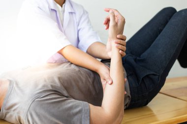 Profesyonel terapistler kasları geriyor, anormal kas semptomları olan hastalar, fiziksel rehabilitasyon terapileri ve fizyoterapist konseptinin fizyolojik bozukluklarının tedavisi.