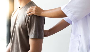 Profesyonel terapistler kasları geriyor, anormal kas semptomları olan hastalar, fiziksel rehabilitasyon terapileri ve fizyoterapist konseptinin fizyolojik bozukluklarının tedavisi.