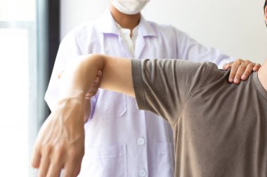 Profesyonel terapistler kasları geriyor, anormal kas semptomları olan hastalar, fiziksel rehabilitasyon terapileri ve fizyoterapist konseptinin fizyolojik bozukluklarının tedavisi.