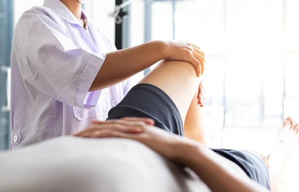 Professionelle Therapeuten Dehnen Muskeln Patienten Mit Abnormen Muskelsymptomen Physikalische Rehabilitationstherapien — Stockfoto