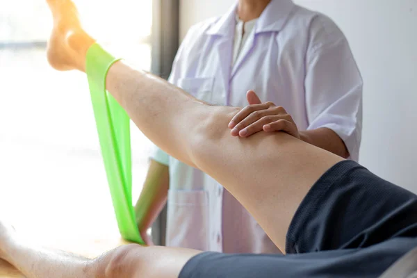 Professionella Terapeuter Stretching Muskler Patienter Med Onormala Muskelsymtom Fysisk Rehabilitering — Stockfoto