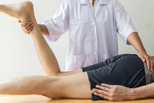 专业治疗人员包括伸展肌肉 肌肉异常患者 物理康复治疗和理疗师概念下的生理紊乱治疗 — 图库照片