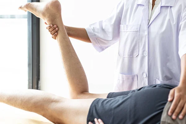 Terapeutas Profissionais São Músculos Alongamento Pacientes Com Sintomas Musculares Anormais — Fotografia de Stock