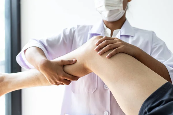 Terapeutas Profissionais São Músculos Alongamento Pacientes Com Sintomas Musculares Anormais — Fotografia de Stock