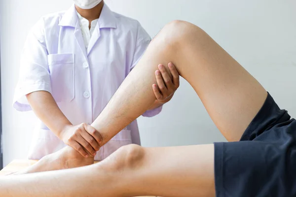 专业治疗人员包括伸展肌肉 肌肉异常患者 物理康复治疗和理疗师概念下的生理紊乱治疗 — 图库照片