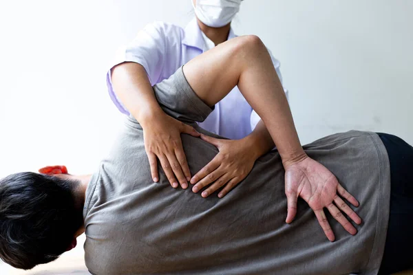 Professionella Terapeuter Stretching Muskler Patienter Med Onormala Muskelsymtom Fysisk Rehabilitering — Stockfoto