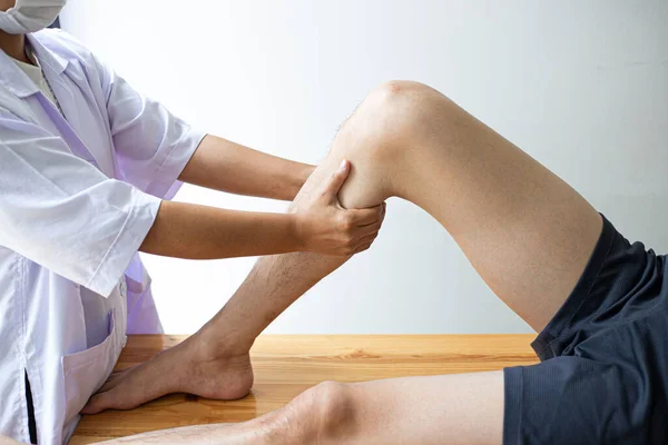 Professionelle Therapeuten Dehnen Muskeln Patienten Mit Abnormen Muskelsymptomen Physikalische Rehabilitationstherapien — Stockfoto