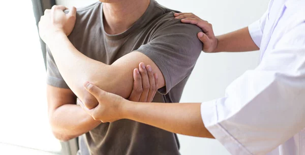 Professionelle Therapeuten Dehnen Muskeln Patienten Mit Abnormen Muskelsymptomen Physikalische Rehabilitationstherapien — Stockfoto