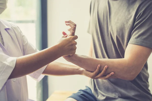 Profesyonel terapistler kasları geriyor, anormal kas semptomları olan hastalar, fiziksel rehabilitasyon terapileri ve fizyoterapist konseptinin fizyolojik bozukluklarının tedavisi.