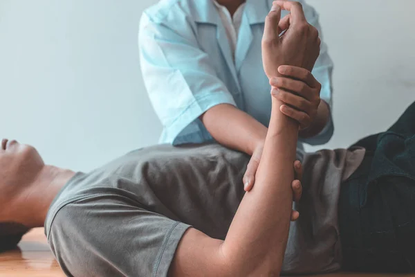 Profesyonel terapistler kasları geriyor, anormal kas semptomları olan hastalar, fiziksel rehabilitasyon terapileri ve fizyoterapist konseptinin fizyolojik bozukluklarının tedavisi.