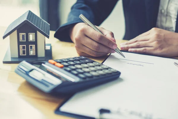 Finansal işadamları emlak yatırım maliyetlerini, İş Finansmanı Muhasebe Konseptini hesaplıyor ve analiz ediyor.