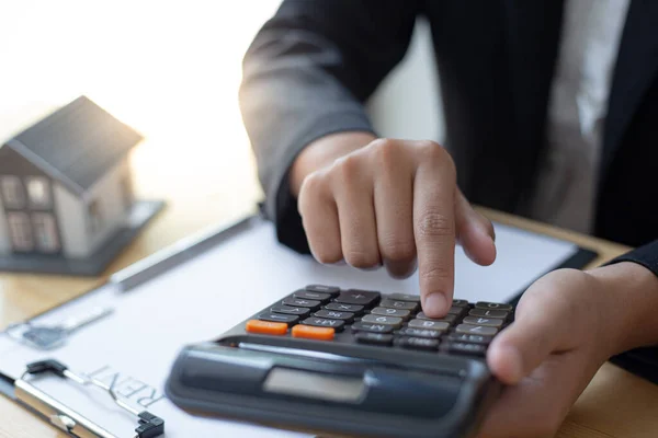Przedsiębiorcy Finansowi Obliczają Analizują Koszty Inwestycji Nieruchomościowych Business Financing Accounting — Zdjęcie stockowe