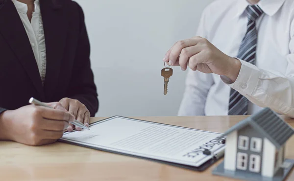 Emlakçı Müşteriye Gönderilecek Anahtarları Elinde Tutuyor Satışı Anlaşmasını Sigortasını Müşteriye — Stok fotoğraf