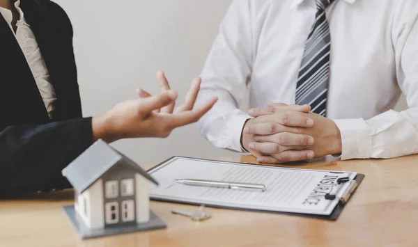 不動産仲介業者は 顧客に保険付きの家を購入することをお勧めします 投資計画のコンセプトの交渉 — ストック写真