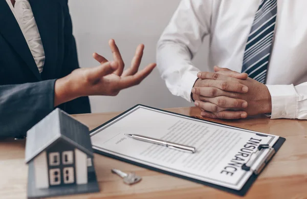 Les Courtiers Immobiliers Conseillent Aux Clients Prendre Décision Acheter Une — Photo