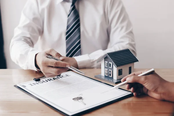 Makelaarsmakelaars Adviseren Klanten Een Beslissing Nemen Een Huis Met Verzekering — Stockfoto