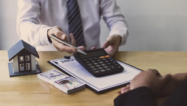 Agentes Corredores Bienes Raíces Aconsejan Los Clientes Tomar Decisión Comprar — Foto de Stock