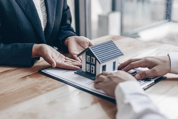 Vastgoed Makelaar Heeft Het Huis Gegeven Aan Klanten Die Het — Stockfoto